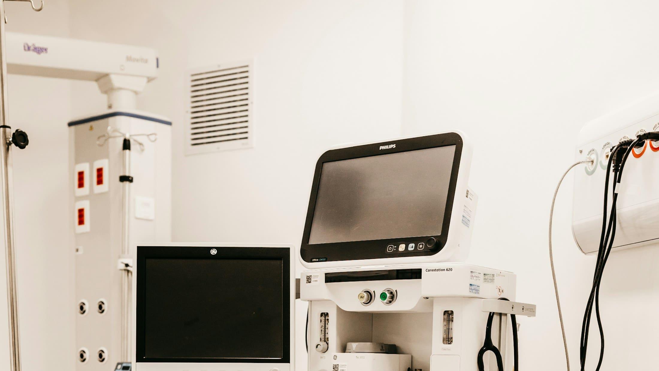 Clinical monitoring and anesthesia equipment in a treatment room